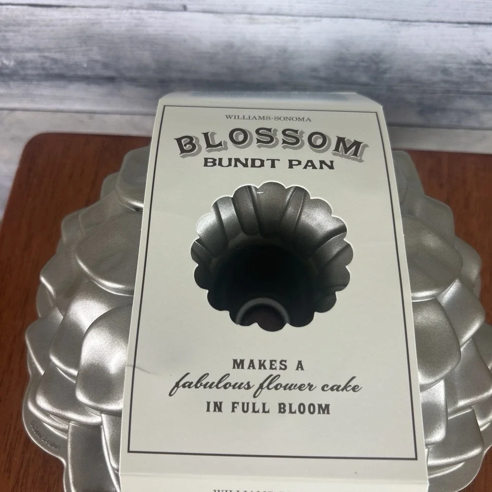 Nordic Ware Bundt Blossom Pan 10 Cup Non-Stick Aluminum Silver